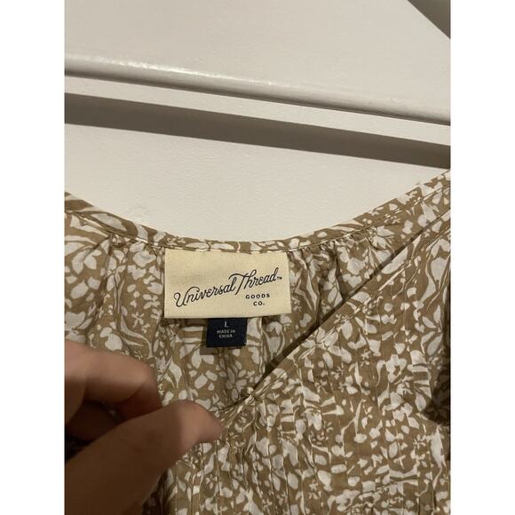 Universal Thread Women's Ruffle Short Sleeve Blouse Tan and White Floral Size L - Picture 5 of 6